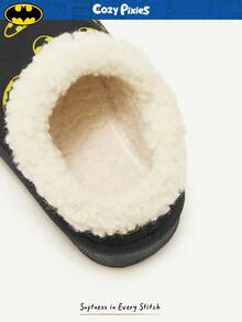 Cozy Pixies BATMAN X Cozy Pixies 1 Paar Jungen Schwarze DC Cartoon modische coole Design Fleece gefütterte warme Winter Hausschuhe, bequeme leichte Slip-On Lässig Baby Jungen Schuhe geeignet für den täglichen Gebrauch & Sport