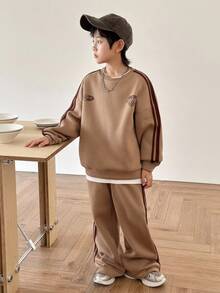 SHEIN 2 件套青少年男孩休闲条纹字母印花宽松圆领长袖运动衫和宽松纯色运动裤套装，适合运动，秋冬 - 卡其色 - 查看 3