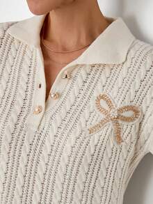 EURMUSE 带珍珠纽扣门襟和水钻蝴蝶结胸针的麻花针织 Polo 衫 - 奶油白 - 白色 - 查看 5