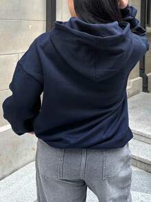 Dazy Plus Áo nỉ dày dặn có lớp lót giữ nhiệt, thêu chữ, có túi, kiểu dáng rộng rãi, phong cách đường phố, thích hợp cho nữ cỡ lớn, mùa Thu/Đông. - Màu xanh hải quân - Xem 2