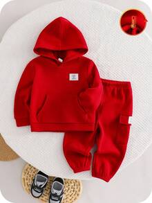 SHEIN 2 件套男童/女童休闲运动字母图案口袋连帽衫和松紧腰裤套装，适合秋冬季 - 酒紅色 - 查看 1