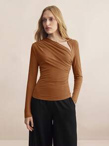 BizChic Camiseta feminina plissada com corte irregular, ombros assimétricos e design moderno e elegante para a primavera/verão, perfeita para o dia a dia urbano, com inspiração retrô dos anos 90, ideal para o Natal, Ano Novo, Dia dos Namorados, festas na praia, formaturas, carnavais e feriados. Perfeita para ocasiões casuais e românticas, como casamentos, encontros, festas, shows, brunch, aeroporto e muito mais. - Castanho - Ver 4
