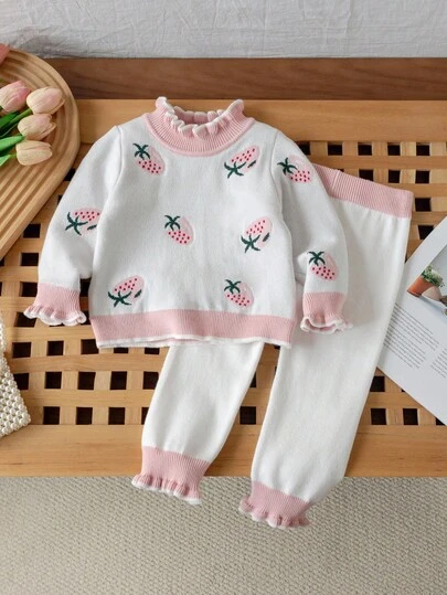 SHEIN Vintaside Kids 2 件套女婴保暖冬季套装，可爱草莓图案粉色毛衣搭配松紧腰针织裤，柔软针织毛衣和配套裤子，精致草莓提花，荷叶边领口和袖口，可爱的婴儿日常服装