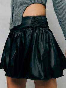 TypaGal 这款黑色半身裙充满趣味和性感，蓬松的泡泡裙廓形，搭配合身的腰带，打造精致造型。这款黑色迷你裙非常适合派对或大胆的街头风格，与时尚上衣或个性衬衫完美搭配。 - 黑色 - 查看 1