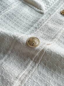 SHEIN LUNE Casaco de Lã Plus Size, Casaco com Lapela da Moda para Mulheres, Casaco Casual de Botão Único para Outono e Inverno, Casaco Estilo Camisa em Tecido Jacquard de Textura de Inverno, Casaco de Voo com Bolsos e Botões de Metal, Casaco de Inverno Quente para Mulheres, Casaco de Outono e Inverno para Mulheres Old Money, Simples e da Moda Ano Novo Ação de Graças para Mulheres Floral Textura Tridimensional Tecido - Branco - Visão 8