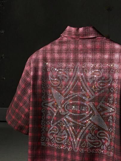 NEON BLANC Camisa vaquera de manga corta con ajuste holgado, estampado de cuadros rojos y decoración de rhinestones en la espalda para hombre