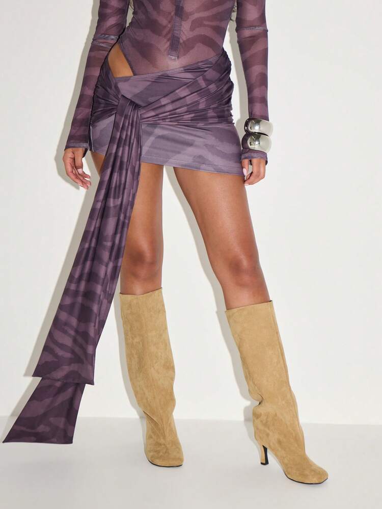 KIZN 사이드 타이 디테일이 있는 드레이프 타이거 프린트 미니 스커트