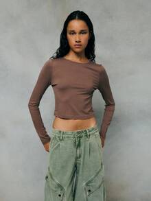 TypaGal 修身长袖上衣，对称下摆，廓形简洁。百搭基本款，线条精致，是极简主义风格、叠穿或柔和街头风格的理想之选。 - 咖啡棕 - 查看 4