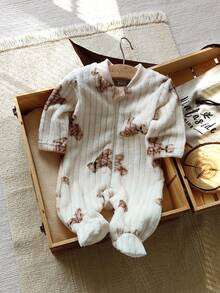 SHEIN Vintaside Kids 新生儿可爱熊印花长袖连体衣，休闲家居服 - 杏色 - 查看 3