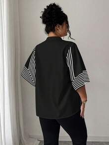 Elenzga Kooky Elegance 系列（Woe Is Me Vibes）（星期三美学）加大码立领几何线条黑白数码印花不对称中袖开襟修身百搭办公室女士约会衬衫 - 黑色 - 查看 2