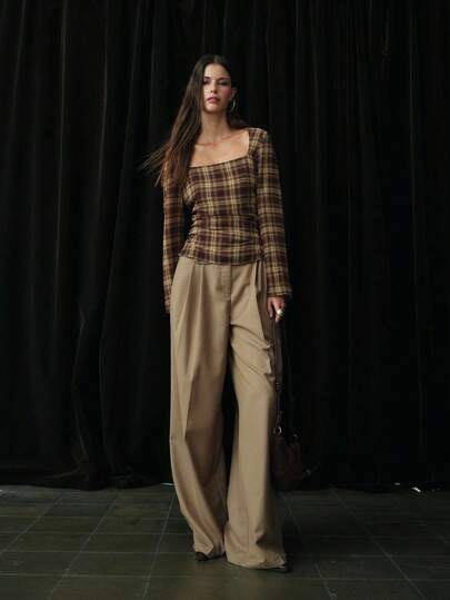 Nöista 格子方领长袖上衣，腰部有褶饰。复古风格的格纹衬衫适合秋季分层穿着、Y2K 街头潮流和休闲外出，也足够舒适，适合初冬穿着。