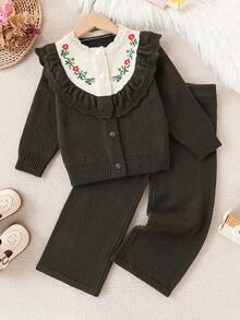 SHEIN Vintaside Kids مجموعة كنزة صوفية وبنطلون للبنات الصغيرات، كنزة صوفية كارديجان مطرزة بكشكشة على الحواف مع أزرار عمودية، مقترنة ببنطلون ذو ساق واسعة، طراز طازج وجميل، سمك عادي وملمس ناعم، ضروري للخروجات اليومية في فصلي الخريف والشتاء