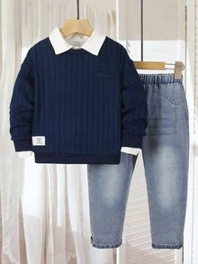 Genkimix Kids 秋季/初冬海军蓝针织罗纹两件套，上衣为海军蓝针织罗纹圆领长袖，带有仿口袋和白色字母印花，下装为做旧细节水洗牛仔裤，学院风，百搭，适合各种场合和节日，必备基本款 - 藏蓝色 - 查看 3