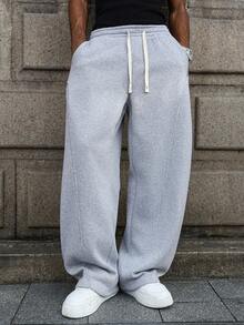 Manfinity EMRG بنطلون رياضي فضفاض للرجال، بتصميم كاجوال مريح مناسب للارتداء اليومي والخروجات والمناسبات والمهرجانات الموسيقية والتجمعات الاجتماعية. هذا البنطلون هو قطعة أساسية متعددة الاستخدامات في خزانة ملابس الرجل، مما يجعله هدية رائعة للأصدقاء أو الأزواج. بنطلون رياضي فضفاض كبير الحجم باللون الرمادي