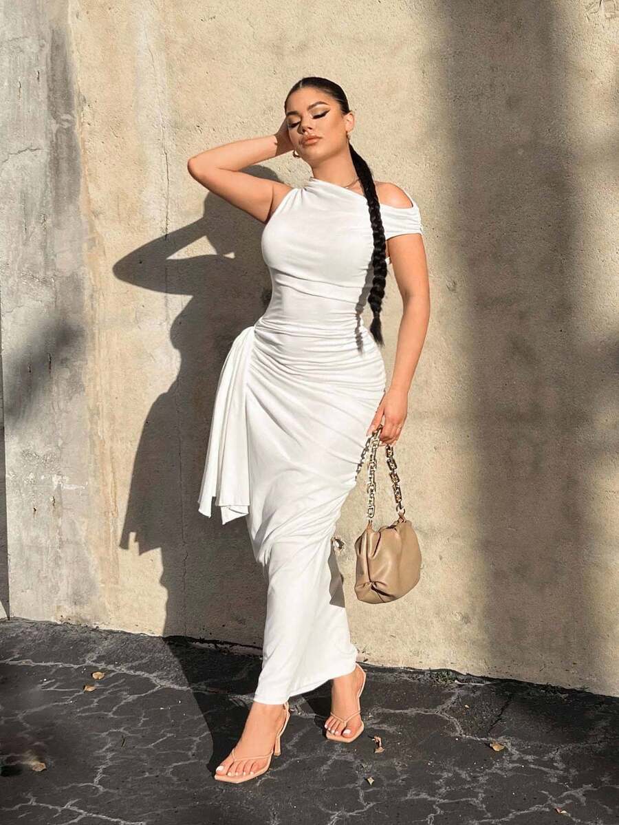 SHEIN SXY Vestido blanco elegante para fiesta con un solo hombro, detalle retorcido y silueta ceñida talla grande - Blanco - Ver 1