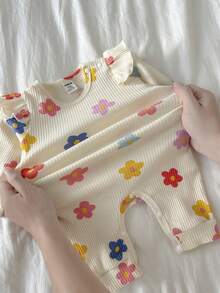 SHEIN 彩色卡通印花新生儿爱心图案连体衣，舒适针织连体衣配发带，休闲家居服 - 杏色 - 查看 5