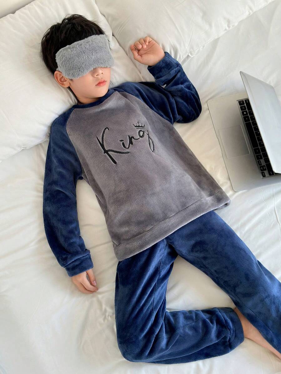 SHEIN 2pcs Tween Boy Colorblock Letter Embroidery Plush Fabric Loungewear Set