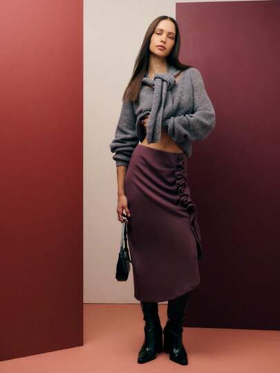  Nöista Mauve Pencil Skirt With Side Ruffle Detail, Perfect For Fall For Women. Sleek As A Work Skirt, Chic For Office Wear, And Elegant Enough To Style As A Wedding Guest Look Or Festive Christmas.