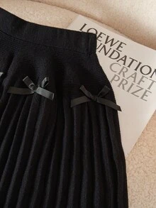 تنورة مبرمجة مزينة بفيونكة سوداء للبنات الصغيرات، بتصميم بسيط وجميل، من الأقمشة الناعمة والمريحة، مناسبة للاستخدام اليومي والخارجي والسفر والعطلات والمنزل وحضانة الأطفال في فصلي الخريف والشتاء، وأيضًا لحفلات عيد الميلاد والعودة للمدرسة والحفلات، وتناسب جميع الملابس