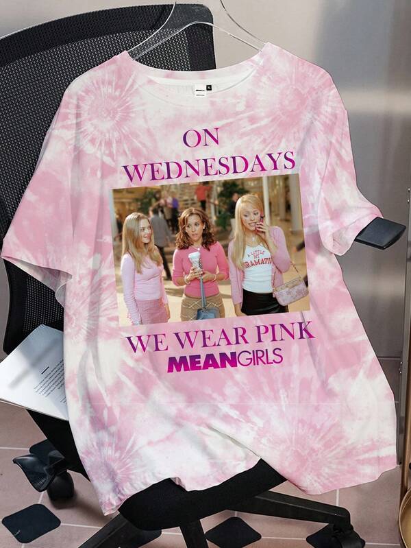 Mean Girls X SHEIN Camiseta de manga corta con gráfico de figura y letra para tallas grandes de verano