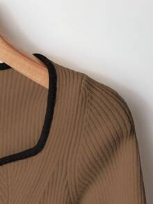 Franclia Suéter de Tricô Elegante Francês de Gola Quadrada, Manga Longa Ajustada e Elástica, Acabamento em Contraste, Adequado para a Temporada de Volta às Aulas, Cor Damasco, Bege, Preto, Top de Tricô Fofa para Uso Diário, Bainha com Babado, Outono/Inverno - Café - Visão 4