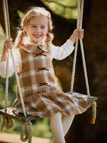 Vintaside Kids Conjunto de duas peças para menina, em tons de laranja apricot, composto por uma Top de gola alta de manga longa com listras e um vestido colete com gola de bebê xadrez, em estilo escolar para o início do ano letivo. O padrão xadrez clássico e retrô do tecido listrado, o colarinho fofo e brincalhão estilo Peter Pan e o acréscimo de um laço adicionam um toque doce. - Multicolorido - Visão 5