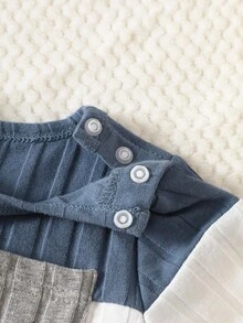 SHEIN Bộ đồ liền thân cổ tròn tay dài, nhiều màu, thoải mái, dáng rộng, dệt kim kẻ sọc, cài nút vai, phù hợp mặc trong nhà và ngoài trời cho bé trai từ 0-9 tháng tuổi, phù hợp cho mùa xuân/thu/đông - Màu xanh bụi bặm - Xem 6