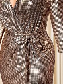 Cravure 永不过时：哥特式预科风，融入星期三的韵味。拥抱你内心的阴影，展现暗黑女性时尚。大码女式新款性感V领系带高腰修身连衣长裙，法式优雅派对礼服 - 金色 - 查看 2