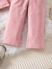 Sparklyn 3件套女童都市优雅西装外套、3D花卉装饰背心和裤子套装，展现精致别致的都市气息。西装外套散发着成熟优雅的气质，3D花卉背心设计独特，裤子则兼具舒适和时尚感。 - 粉色 - 查看 5