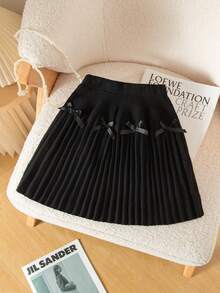 تنورة مبرمجة مزينة بفيونكة سوداء للبنات الصغيرات، بتصميم بسيط وجميل، من الأقمشة الناعمة والمريحة، مناسبة للاستخدام اليومي والخارجي والسفر والعطلات والمنزل وحضانة الأطفال في فصلي الخريف والشتاء، وأيضًا لحفلات عيد الميلاد والعودة للمدرسة والحفلات، وتناسب جميع الملابس