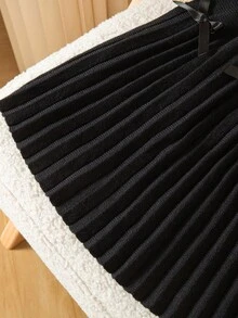 تنورة مبرمجة مزينة بفيونكة سوداء للبنات الصغيرات، بتصميم بسيط وجميل، من الأقمشة الناعمة والمريحة، مناسبة للاستخدام اليومي والخارجي والسفر والعطلات والمنزل وحضانة الأطفال في فصلي الخريف والشتاء، وأيضًا لحفلات عيد الميلاد والعودة للمدرسة والحفلات، وتناسب جميع الملابس