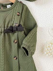 秋春季女宝宝时尚简约纽扣细节荷叶边长袖圆领连衣裙配贝雷帽日常装 - 軍綠色 - 查看 6