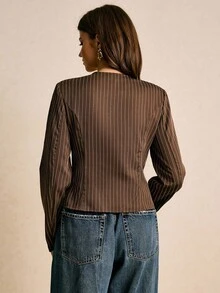 Poéselle 女士V领条纹裹身长袖休闲衬衫，棕色上衣，优雅女士衬衫，金色纽扣细节长袖V领上衣，细条纹衬衫，裹身式上衣，职业装核心款，低调奢华风格，简约职场装，女士条纹V领长袖褶裥不对称下摆衬衫，简约时尚，复古风格，适合日常穿着、外出、通勤、秋冬季 - 棕色 - 查看 8