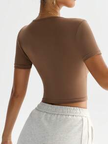 Slayform Slayform Camiseta deportiva de ajuste ceñido con abertura delantera retorcida y hueca de unicolor minimalista para mujer, de verano - Marrón - Ver 7