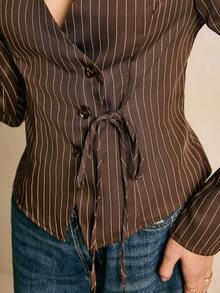 Poéselle 女士V领条纹裹身长袖休闲衬衫，棕色上衣，优雅女士衬衫，金色纽扣细节长袖V领上衣，细条纹衬衫，裹身式上衣，职业装核心款，低调奢华风格，简约职场装，女士条纹V领长袖褶裥不对称下摆衬衫，简约时尚，复古风格，适合日常穿着、外出、通勤、秋冬季 - 棕色 - 查看 6