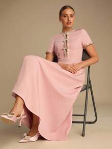 Enchnt 这款浪漫粉色短袖连衣裙，饰以精致的珍珠、水钻和蝴蝶结，是秋冬季节的理想之选。它时尚优雅，适合派对、约会、节日、毕业典礼、婚礼宾客、办公场合、郊游、万圣节、圣诞节等各种场合。它是女士秋季连衣裙、秋季服装、秋季套装、嘉年华、新年庆祝活动和其他节日的理想选择。 - 粉色 - 查看 2