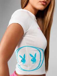 Missguided x Playboy X Motorsport 系列婴儿 T 恤修身短款上衣，带霓虹印花 Y2K 美学夏季街头服饰图案 T 恤节日休闲装 - 白色 - 查看 5