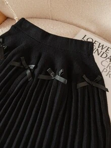 تنورة مبرمجة مزينة بفيونكة سوداء للبنات الصغيرات، بتصميم بسيط وجميل، من الأقمشة الناعمة والمريحة، مناسبة للاستخدام اليومي والخارجي والسفر والعطلات والمنزل وحضانة الأطفال في فصلي الخريف والشتاء، وأيضًا لحفلات عيد الميلاد والعودة للمدرسة والحفلات، وتناسب جميع الملابس