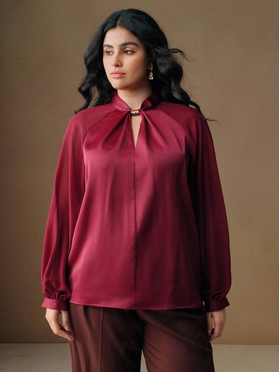 Blusa de satén burdeos de talla grande para mujer
