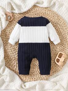 SHEIN Bộ đồ liền thân dệt kim sọc nhiều màu giản dị cho bé trai sơ sinh, dài tay, cổ tròn, cài nút, vừa vặn thoải mái, thích hợp mặc trong nhà và ngoài trời, từ 0-9 tháng - Nhiều màu - Xem 2