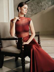 Anewsta Camiseta de manga corta ajustada con efecto ombré y tela semitransparente elástica - Burdeos - Ver 5