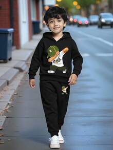 1 套年轻男童休闲时尚酷姿卡通熊印花连帽衫 + 裤子套装，适合日常穿着或玩耍，秋冬 - 黑色 - 查看 4