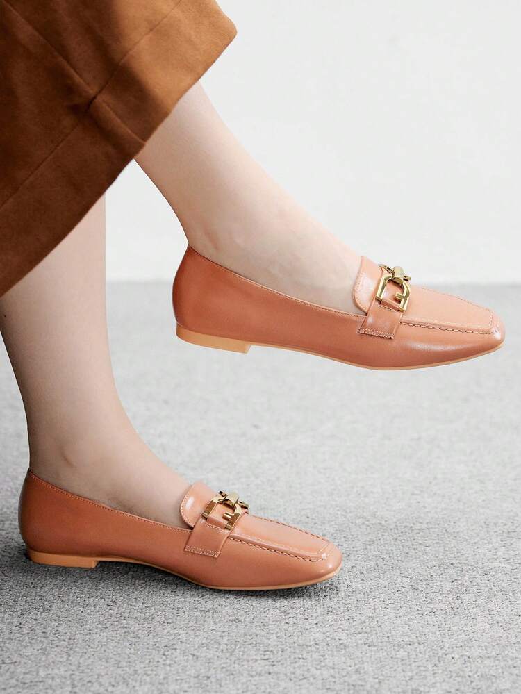 CUCCOO BIZCHIC Mocassins carrés à bout carré pour femmes avec boucle en métal beige, chaussures plates et confortables pour un port casual, les trajets, le travail et les vacances