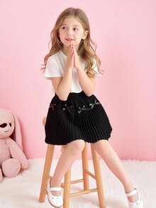 تنورة مبرمجة مزينة بفيونكة سوداء للبنات الصغيرات، بتصميم بسيط وجميل، من الأقمشة الناعمة والمريحة، مناسبة للاستخدام اليومي والخارجي والسفر والعطلات والمنزل وحضانة الأطفال في فصلي الخريف والشتاء، وأيضًا لحفلات عيد الميلاد والعودة للمدرسة والحفلات، وتناسب جميع الملابس