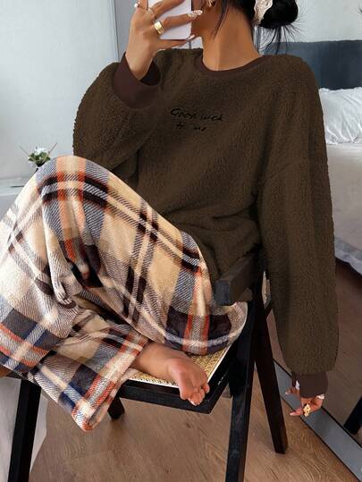 SHEIN Conjunto de pijama de franela casual para mujer con bordado de letras y estampado a cuadros, ropa de otoño/invierno