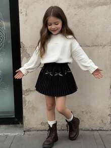 تنورة مبرمجة مزينة بفيونكة سوداء للبنات الصغيرات، بتصميم بسيط وجميل، من الأقمشة الناعمة والمريحة، مناسبة للاستخدام اليومي والخارجي والسفر والعطلات والمنزل وحضانة الأطفال في فصلي الخريف والشتاء، وأيضًا لحفلات عيد الميلاد والعودة للمدرسة والحفلات، وتناسب جميع الملابس