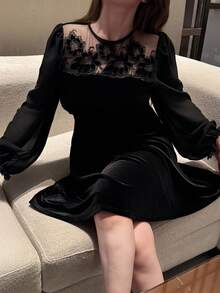 Flirla Gaun Ukuran Plus Elegan dengan Detail Renda Kontras dan Leher Berikat - Hitam - View 3