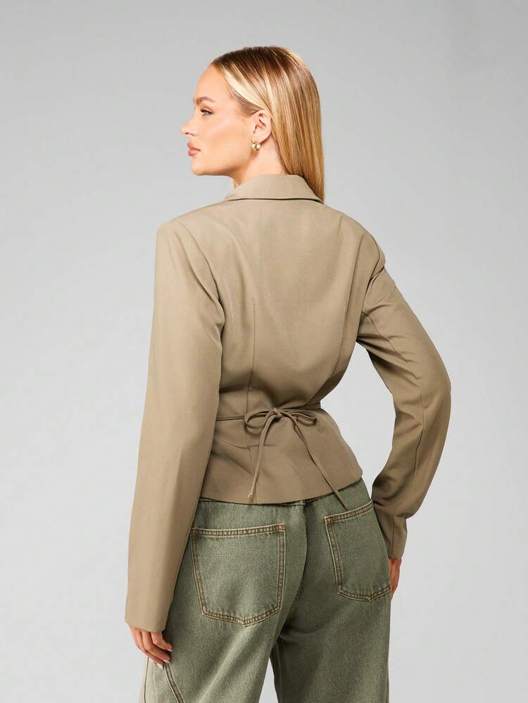 MISSGUIDED Blazer aderente con bottone singolo e dettaglio di nodo posteriore per Natale