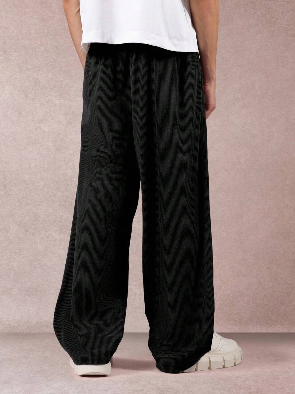 Cordhose mit weitem Bein und Faltendetail