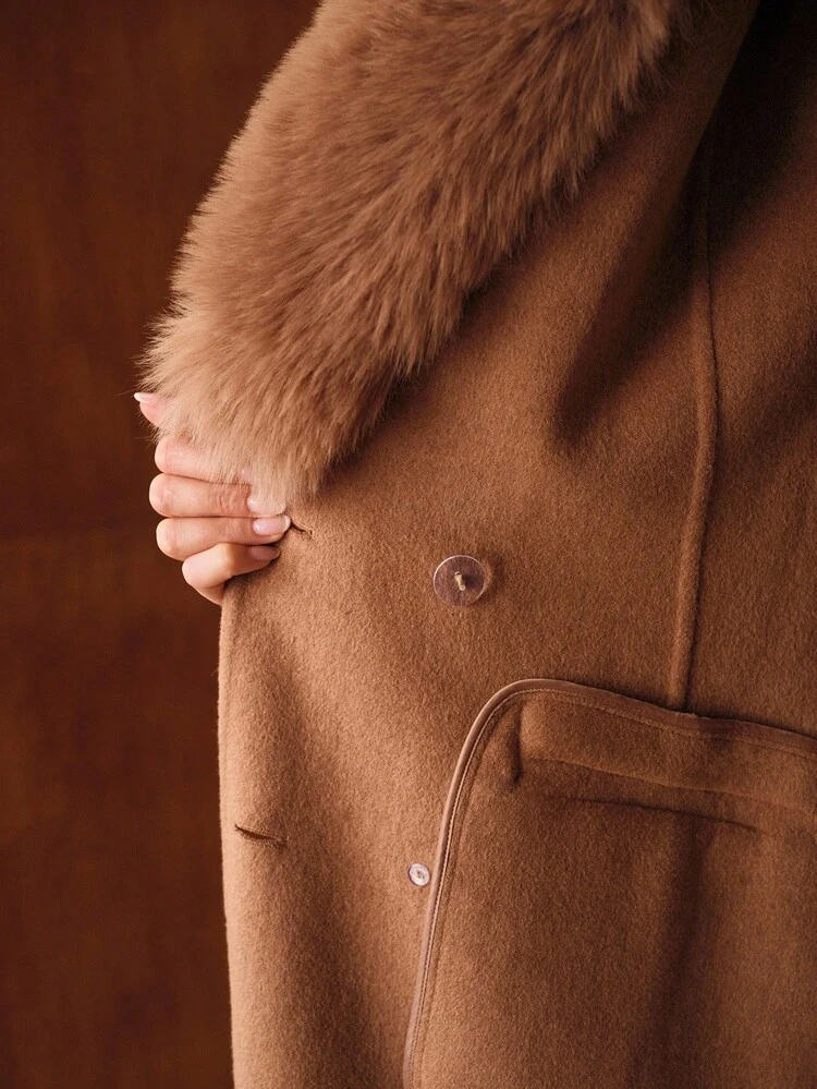 ABRIGO ELEGANTE DE LANA CON CUELLO DE PIEL Y CINTURÓN